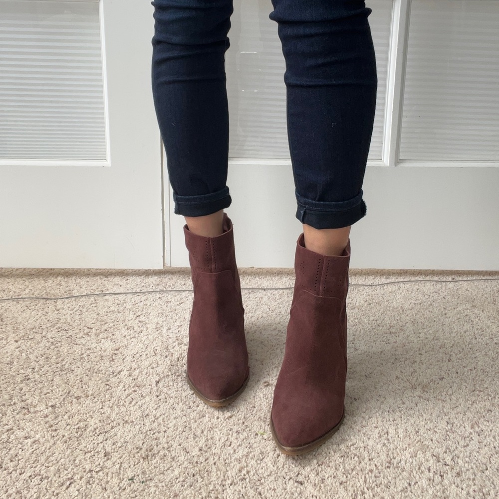 Mauve Vince Camuto booties in EUC